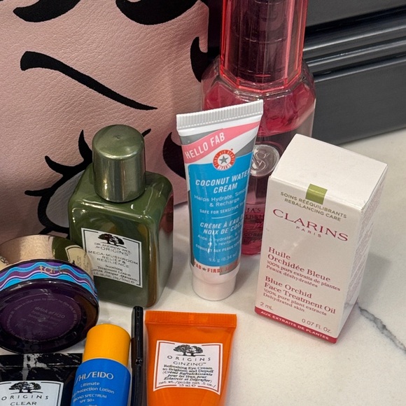 Betty Boop Cosmetic Bag with Assorted Beauty Products - Picture 4 of 4